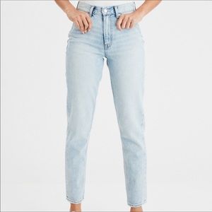 AE Light Vintage Wash Mom Jeans NEW!!